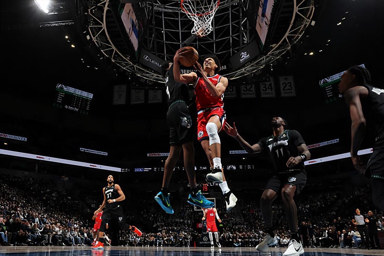 足彩即时比分直播网-15分钟内出现6次犯规，快船锋线新秀的稳定性确实是差了一些？