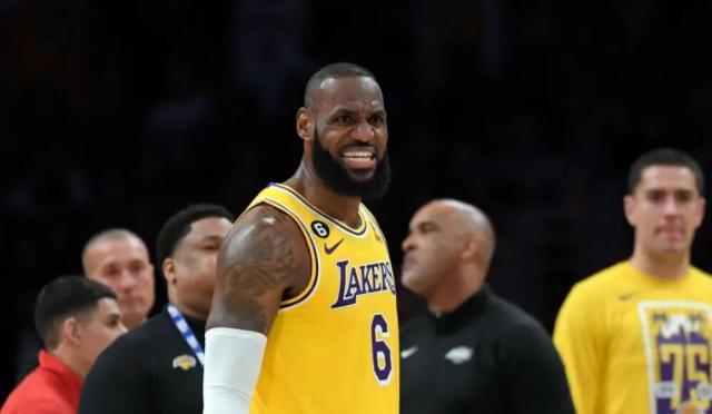 足球比分直播-詹皇攻坚能力下滑！主帅缺少应变只待浓眉回归减压