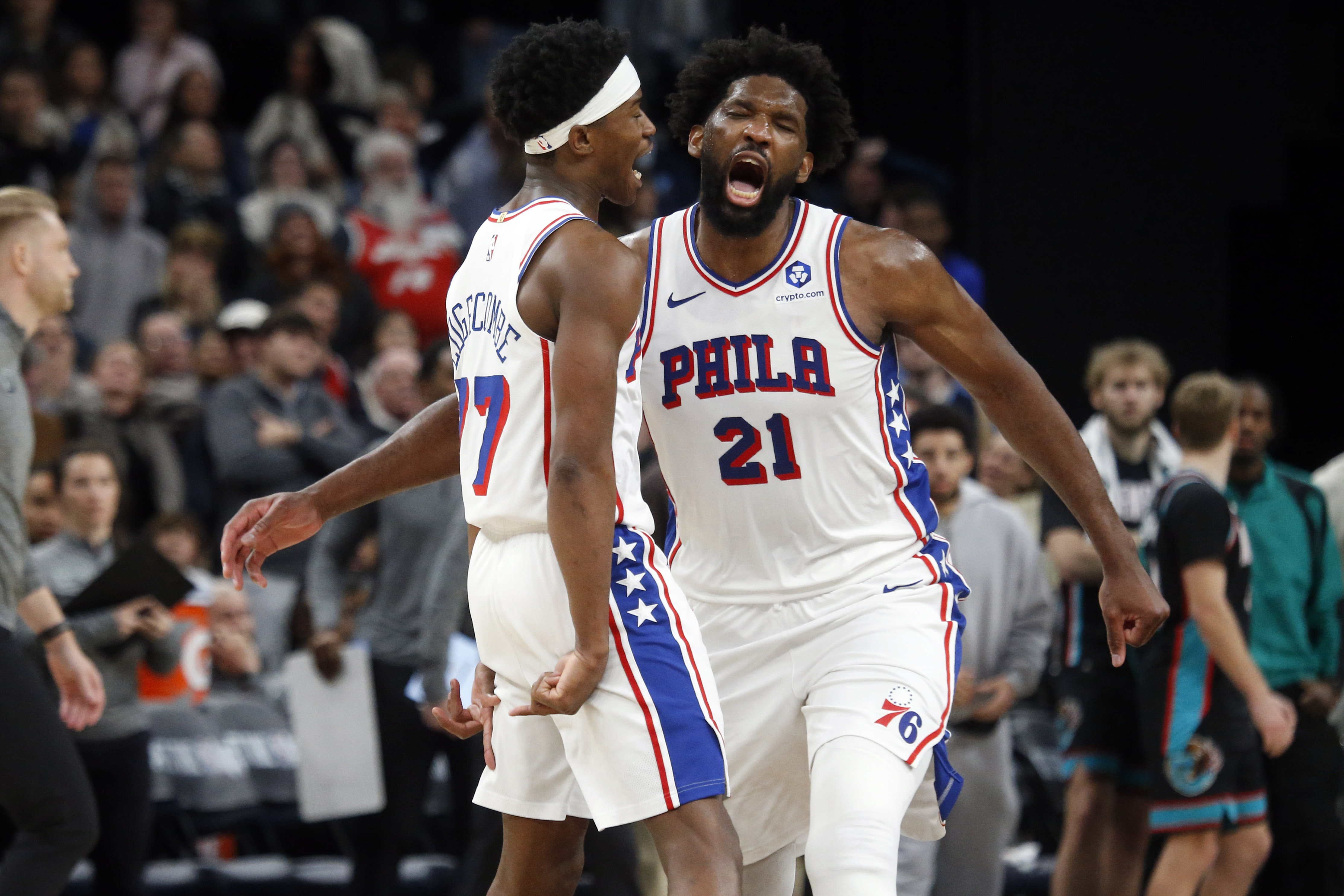 足球比分直播-埃奇库姆：媒体渲染得好像恩比德不想打球一样 他可是在带伤作战