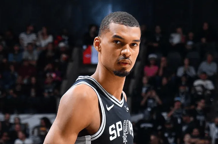 Shams：马刺有信心让文班出战一场比赛，很可能是对独行侠