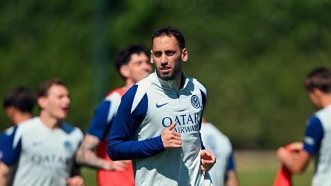 竞彩足球比分直播-国米官方：恰尔汗奥卢左腿比目鱼肌拉伤